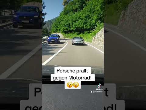 Porsche prallt gegen Motorrad! #Porsche #Motorrad #Unfall #heftig #shorts #woldoman #viralvideo