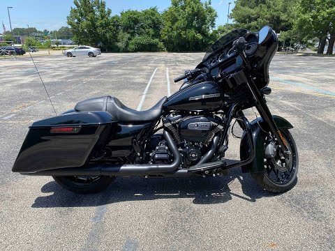 2020 Harley-Davidson<sup>®</sup> Street Glide<sup>®</sup> Special Vivid Black