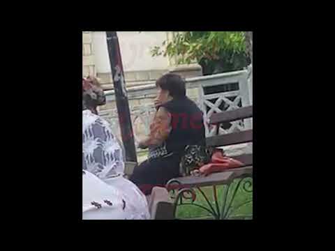 Douã doamne au fãcut concurs de scuipat seminte, într-un parc din Husi!