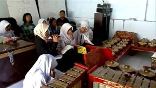 Download lagu 'Mijil Ketoprak, Ayak Talu, Srepeg, Sampak', by Sanggar Seni Karwitaan Dwija Laras, SMPN 6 Kediri. mp3
