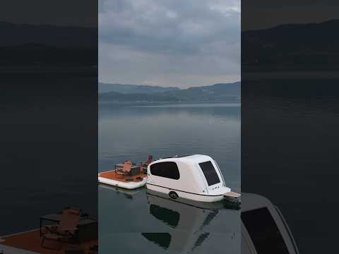 YÜZEN KARAVANLA GÖLÜN ORTASINDA UYANMAK