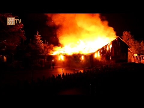 Hooischuur tot de grond toe afgebrand in Waverveen - 0297 TV