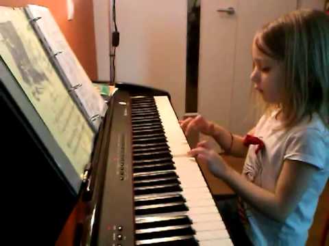 Lilou 5 ans au piano jouant 