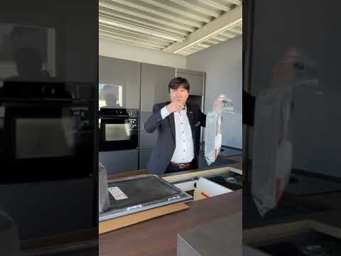 Franke Aussendienstler stellt die neue Spüle vor.