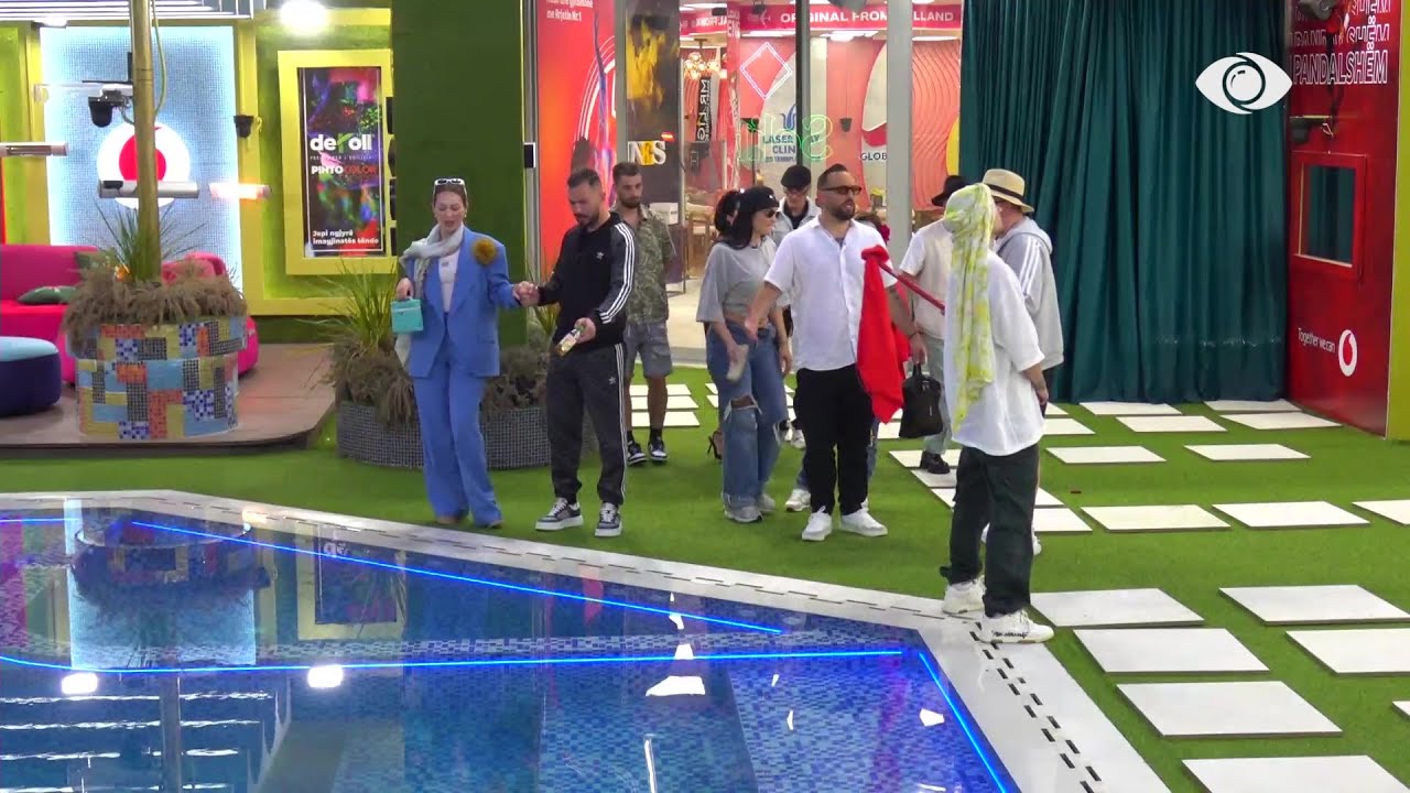 Turistët vizitojnë “detin”, ciceroni i udhëheq