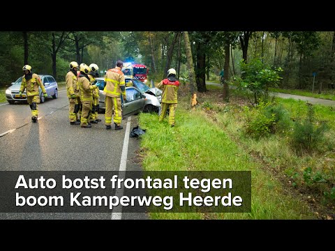 Auto botst frontaal tegen boom Kamperweg Heerde - ©StefanVerkerk.nl