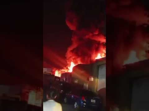 Voz incendio consume fábrica de tanques de plástico en Villa de Cura - Aragua #news #tense