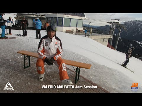 Shoulders and torso projected towards the new curve - Ski Technique, Focus on body parts