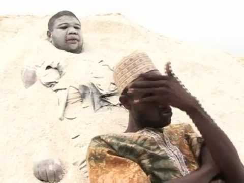 Saneex à la recherche des 2 boeufs Séréres tombe sur 1 monstre dans la Forêt  - Yonou Ndaw