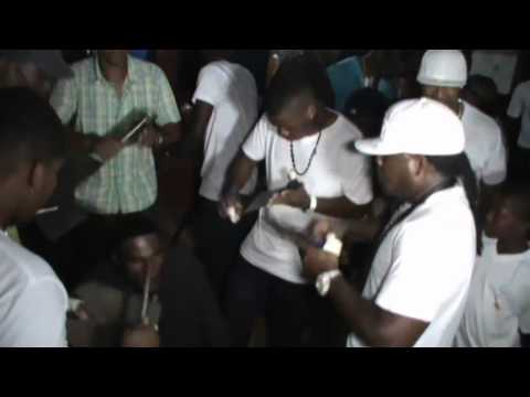 Burti kantando ku Feli i su Grupo na Fuik 2014