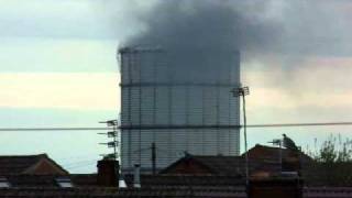 preview picture of video 'Jackson Street Gas Tower on Fire in St Helens, Merseyside.'