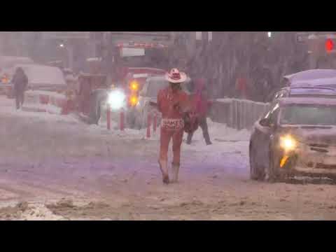 裸體牛仔在時代廣場暴風雪中表演 (Naked Cowboy performs in Times Square blizzard)
