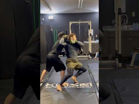 膝からの巻き投げ #mma #総合格闘技 #投げ技 #レスリング #柔道 #喧嘩 #空手 #格闘技 #rizin #ufc #合気道 #護身術 #selfdefense #武道 #ボクシング