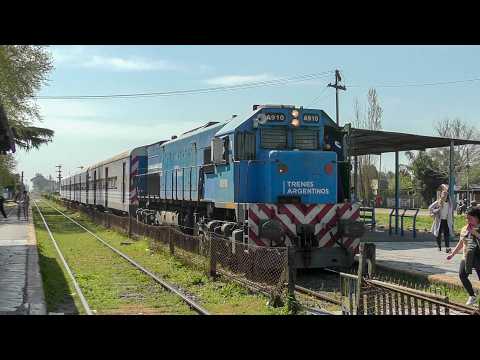 EMD GT22 A910 con un local en Brandsen