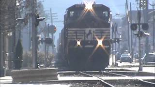 preview picture of video 'Norfolk Southern 9123 GMTX 9030 Sunbury, Pa.11-24-11-3'