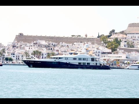 Hind Laroussi op de boot van Marcel Boekhoorn