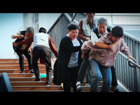 當兩位老人艱難地下樓梯，會發生什麼？