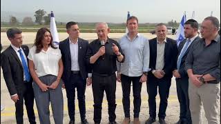 הצפון ממריא מחדש: ראש הממשלה נתניהו ושרת התחבורה רגב העניקו רישיון להפעלתו מחדש של מנחת קריית שמונה (עדכוני משרד ראש הממשלה) - התמונה מוצגת ישירות מתוך אתר האינטרנט יוטיוב. זכויות היוצרים בתמונה שייכות ליוצרה. קישור קרדיט למקור התוכן נמצא בתוך דף הסרטון