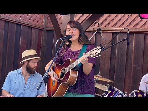 Me and Bobby McGee - A Janis Joplin cover by Taylor Rae at Moe's Alley