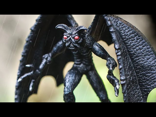 Vídeo relacionado con Mothman 7cm | Figuras mitológicas de juguete para Niños | No tóxico y libre de BPA | Apto para niños de 3 años en adelante | Safari Ltd