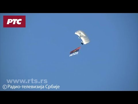 Vladika Ćulibrk se spustio padobranom u manastir Đurđevi stupovi