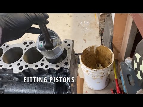 4G64 Fitting pistons - Mitsubishi engine rebuilding