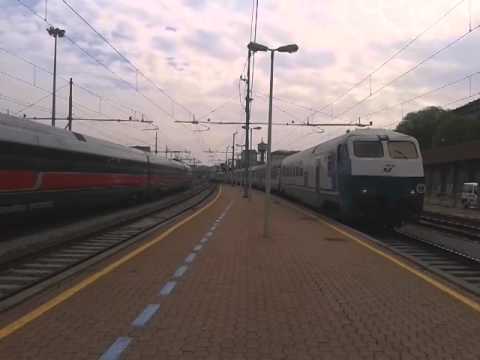 Torino Porta Nuova. Partenza di un frecciarossa e arrivo di un treno metropolitano