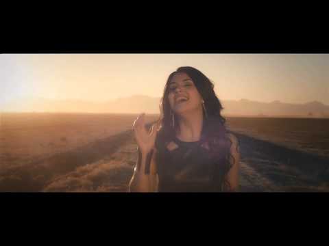 Damaris Guerra - Buscando Una Señal (Video Oficial)