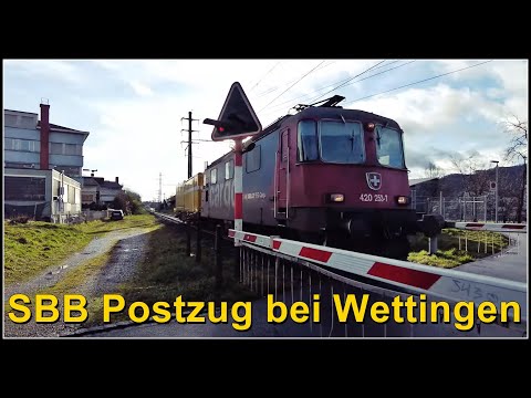 Zürcher S-Bahn und der kürzeste SBB Postzug beim Bahnübergang Wettingen, Kanton Aargau, Schweiz 2023