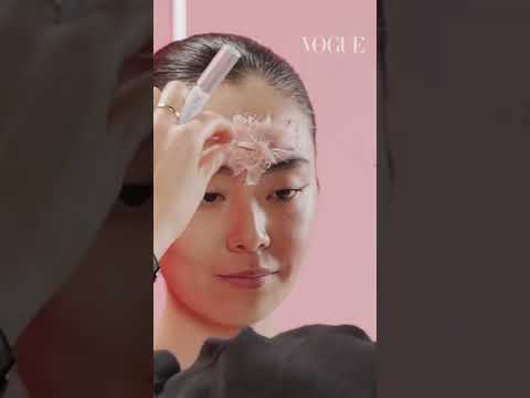 プロのメイク、テーマ「桜」を和紙で表現。| VOGUE JAPAN #Shorts #TripleTake #メイク