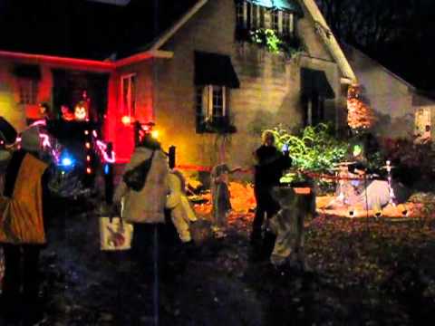 Halloween 2010 Cité jardin, Rosemont, Montréal drum: Simon Gauthier