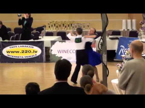 Latvian Standart Championship 2011 Harijs Vīksna - Vendija Belousova 1.4fin Quickstep.wmv