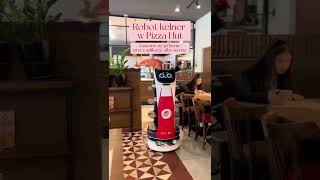 Robot kelner w Pizza Hut w Warszawie