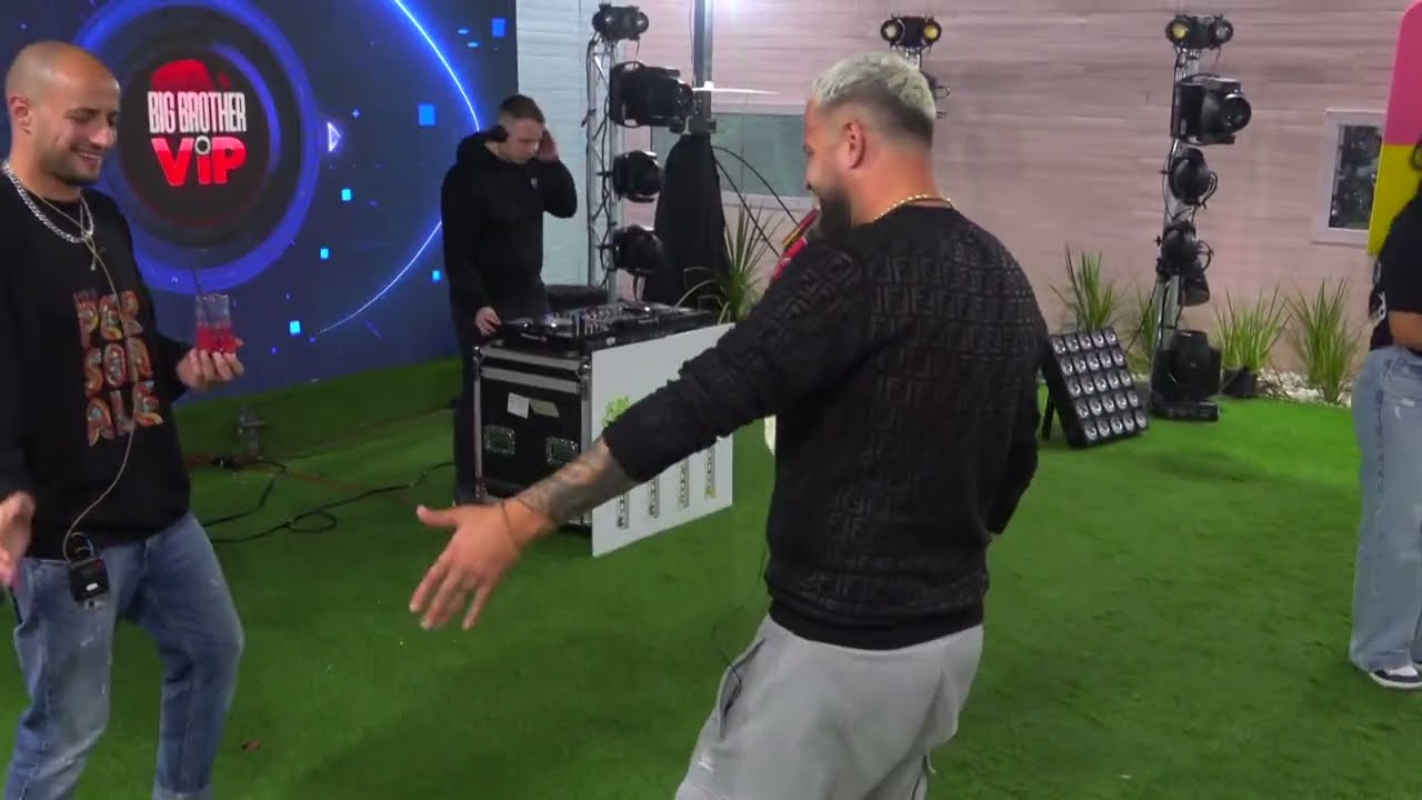 Qetsori bëhet bashkëpunëtor me Luizin, e ndihmon të fshehë sendet e Deas