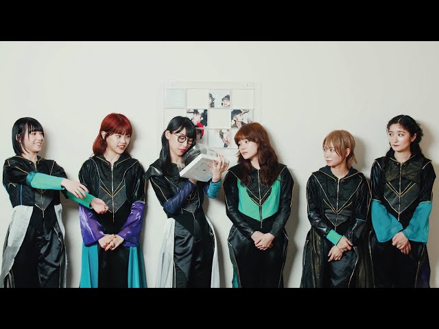 BiSH、8/31に発売を迎える2022年12ヶ月連続リリース第8弾「サヨナラサラバ」の初回生産限定盤〈BiSHイーツ仕様〉の開封動画を公開! 3 YouTubeサムネイル