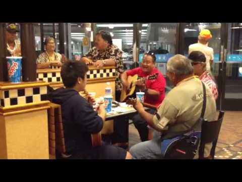 Música ao vivo no Zippy's Ala Moana.