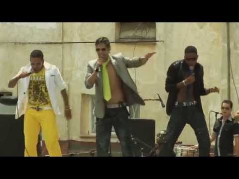 Pupy y los que Son Son - Un loco con una moto (Official video)