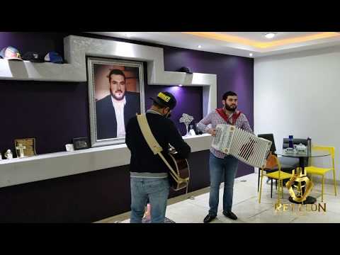 GRUPO FERNANDEZ CANTANDOLE  AL DORIAN  EN LA TUMBA