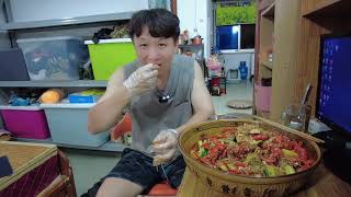 台灣人不敢吃大陸卻人人都愛吃，蒜香麻辣小龍蝦真的太對味了，不敢吃是因為你們害怕寄生蟲嗎？【我是杰少】