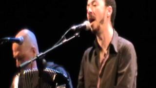 Revolver. "Manos Arriba"