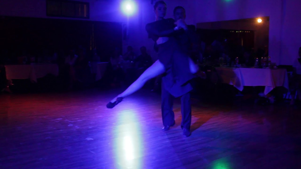 Dos Orillas Práctica de Tango. Bailan Aluminé Deluchi & Ariel Almiron. 6/10/2017 (2/4)