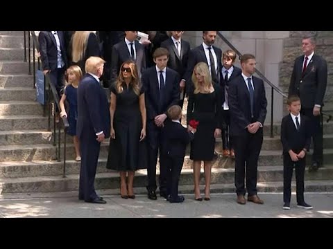 شاهد دونالد ترامب يودّع زوجته السابقة إيفانا في جنازة بنيويورك