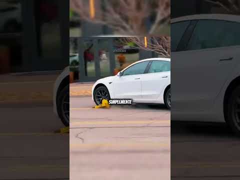 🔥 ESTE TIPO CREÓ LA RUEDA MÁS ABSURDA DEL MUNDO PARA QUE LA POLICÍA NO PUDIERA BLOQUEAR SU COCHE