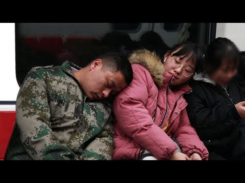 當農民工靠在陌生人的肩膀上睡著... #Shorts