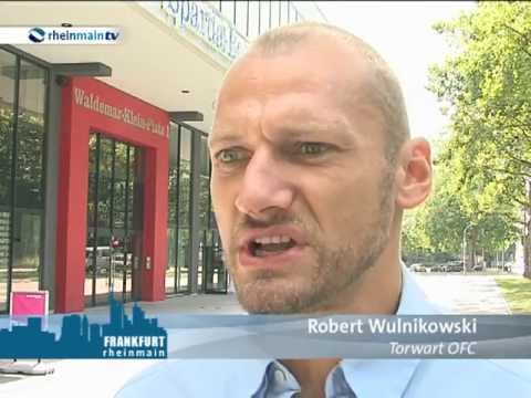 Robert Wulnikowski über gibt Helm an OFC Museum