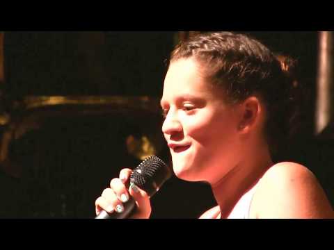 BENALUP-CASAS VIEJAS En Hotel Utopía NAYRA GOMAR Un ramito de violetas