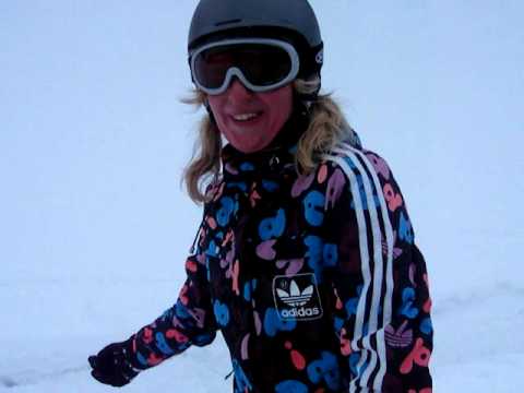 Steppend snowboardmeisje