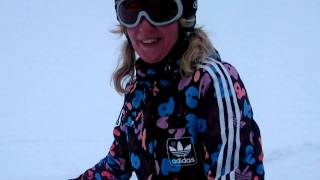 Steppend snowboardmeisje
