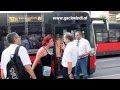 Frau randaliert wegen Handy und steigt Busfahrer an