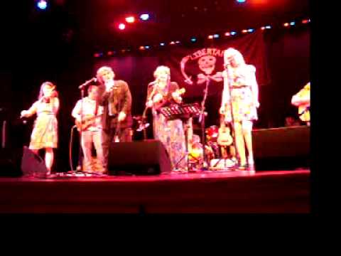 Lauren Agnelli and friends sing Hallelujah at the UkeConn 2013 show